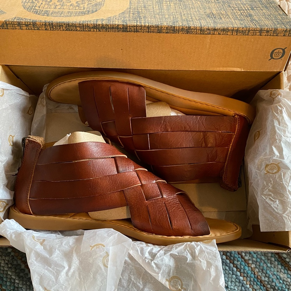 Born IWA woven, Dark Brown, Flat, Sandal size 10